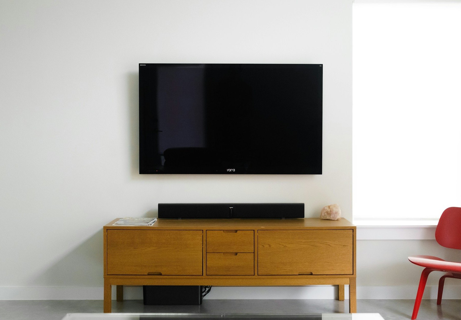 Yara Anti-Glare QLED TV on the wall of a bright, sunlit living room